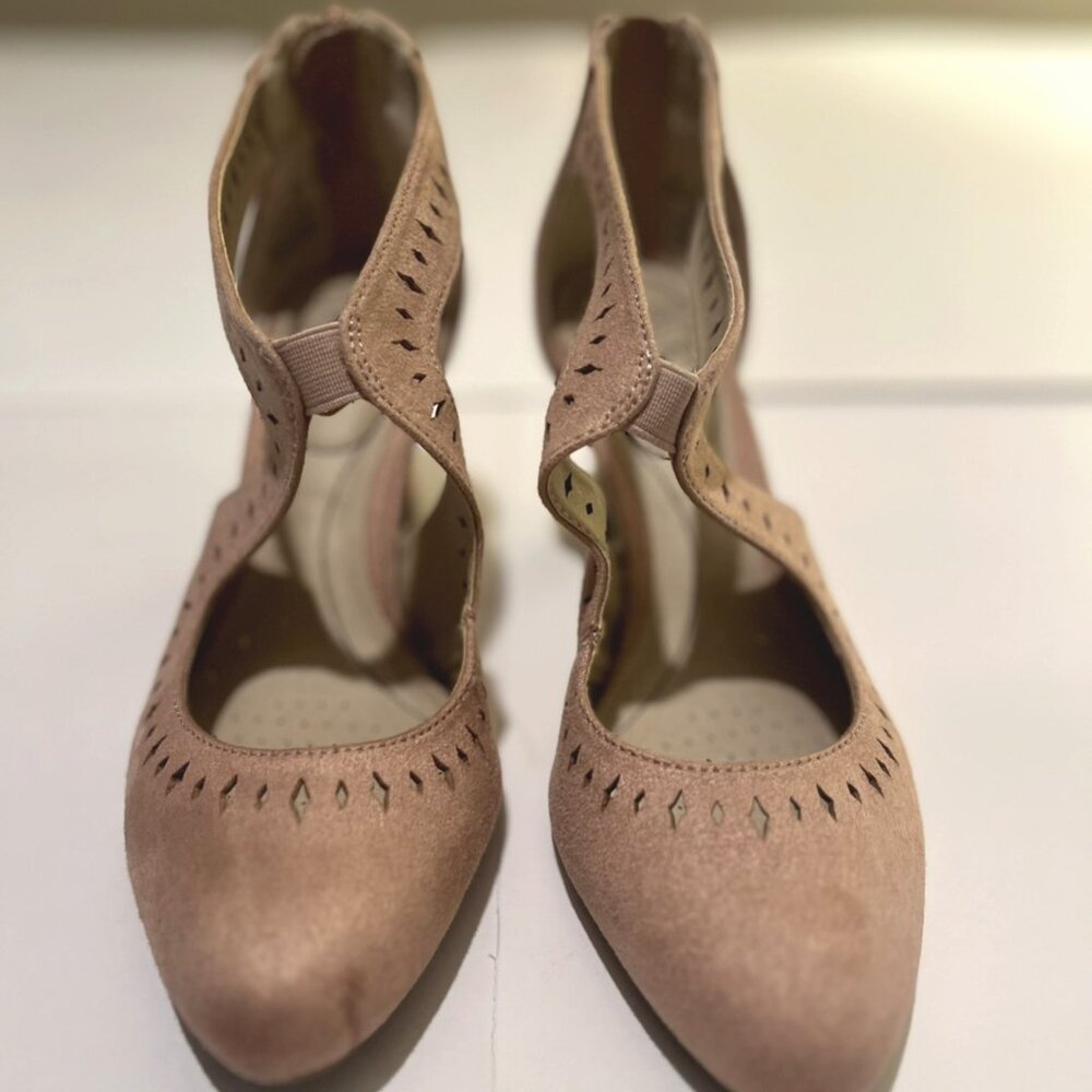 LIFE STRIDE PALE PINK STRAP HEELS.